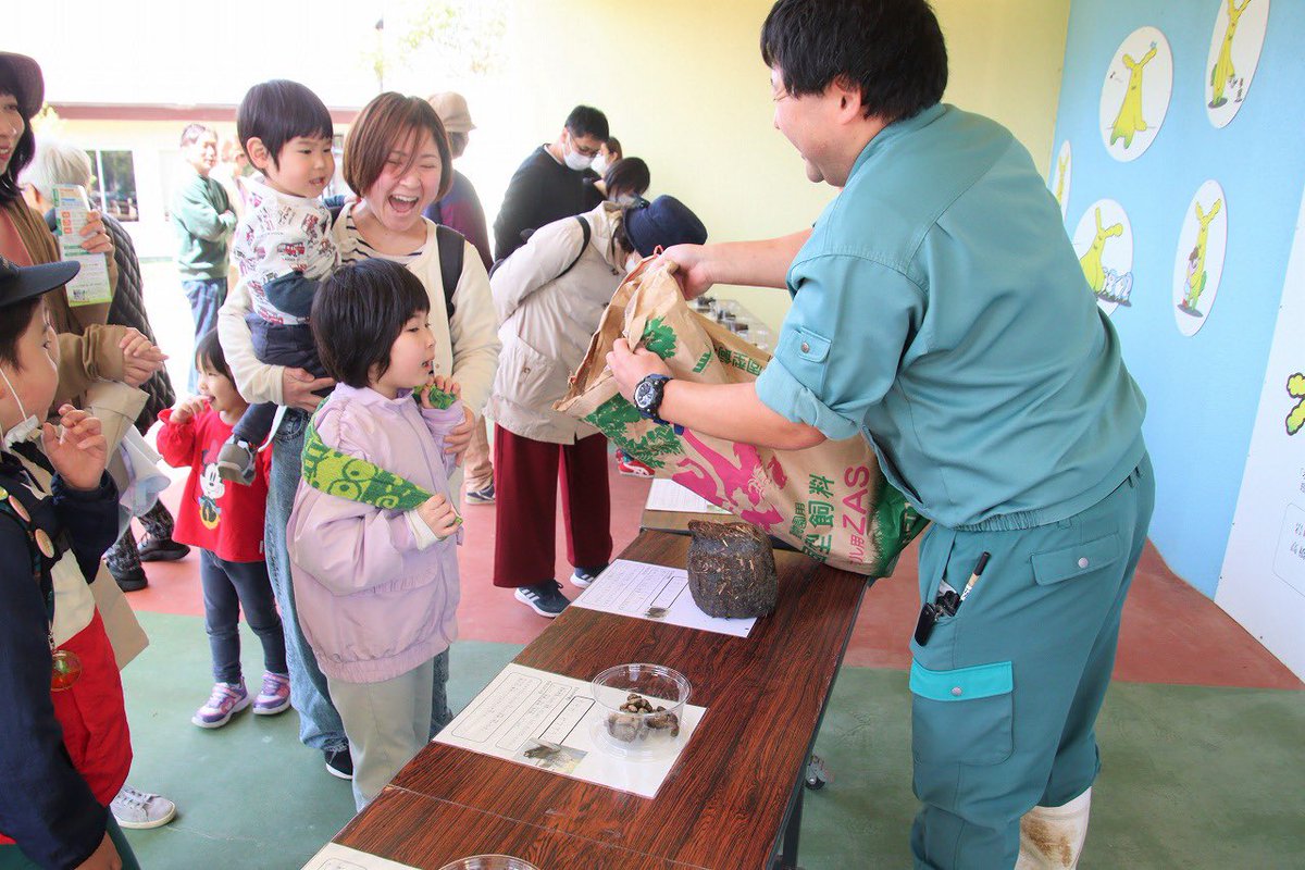 【飼育の日イベントを開催】 ４月19日の「飼育の日」にちなんで21日にイベントを開催しました。普段は見ることのできない動物の健康チェックの様子や、大小23種類のウンチを解説付きで展示した大ウンチ展など、うららかな日差しの中で多くのお客さまに楽しく学んでいただきました。