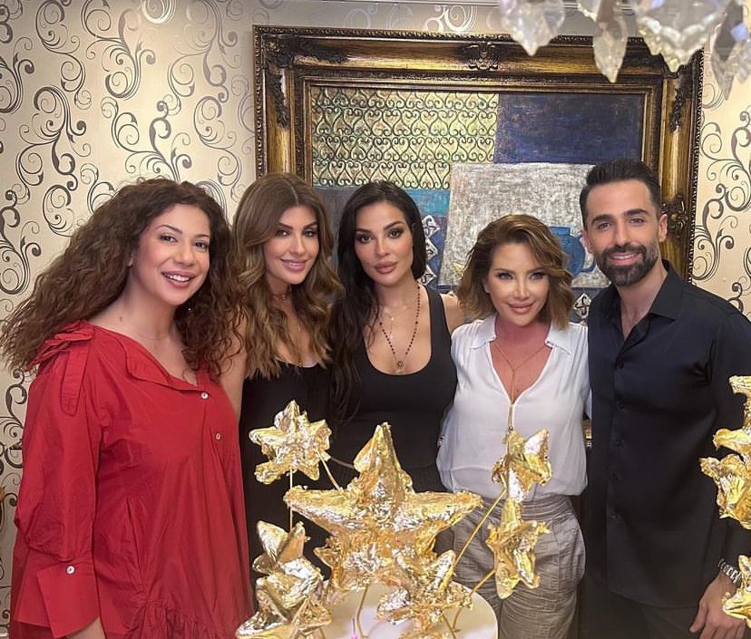 نجمتنا #سلافة_معمار بصورة حديثة النشر من احتفالهما في نجاح مسلسل #ولاد_بيعة و #2024 برفقة الإعلامي #محمد_قيس والنجمة #ريتا_حرب و #نادين_نسيب_نجيم و #إليان_الحاج🤍