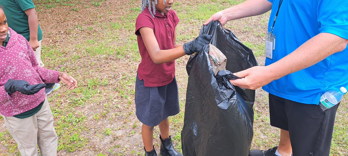 LockhartMagnet's tweet photo. #EarthDay2024 from HS and 3rd grades planting a tree, 2nd grade collecting litter from the field, to 5th grade harvesting the Hydroponics Gardens. #SetSailforSuccess #WeareMagnet https://t.co/hTkMhMg8B6