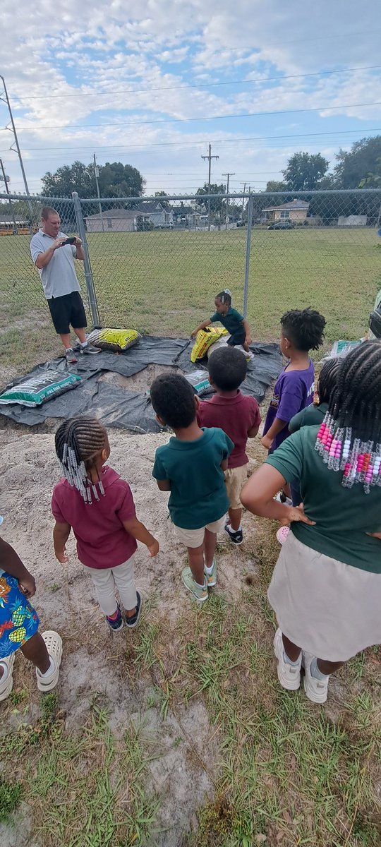 LockhartMagnet's tweet photo. #EarthDay2024 from HS and 3rd grades planting a tree, 2nd grade collecting litter from the field, to 5th grade harvesting the Hydroponics Gardens. #SetSailforSuccess #WeareMagnet https://t.co/hTkMhMg8B6