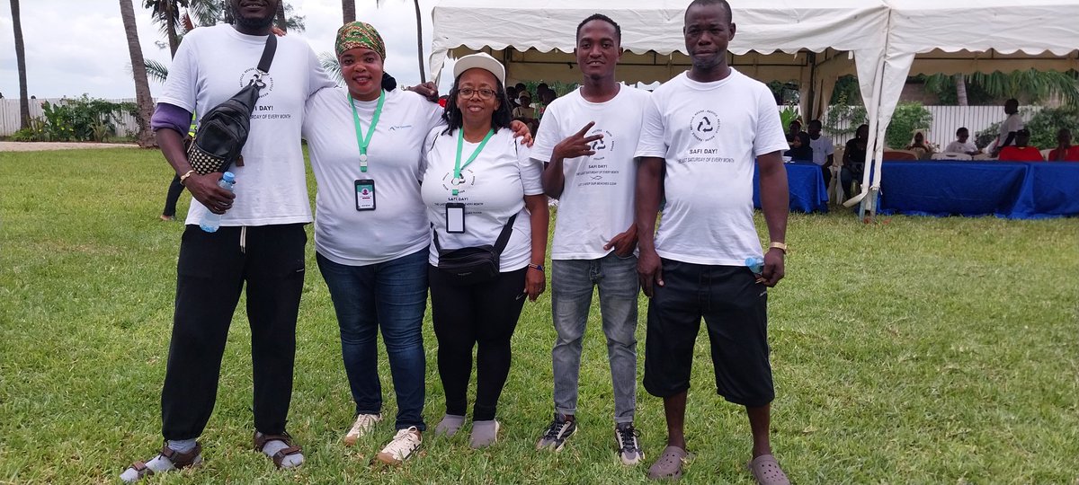 6regionTz's tweet photo. Small team cleaning Mbali Beach in Mbezi Beach B for Earthday 2024 https://t.co/ZeIlN3rz1I