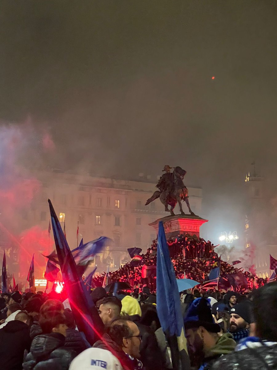 Per tutti noi. Per i sogni che non sono ossessioni. Perché siamo bellissimi. Per Milano. Per tutti quei chilometri che ho fatto per te. Nel cielo nero e azzurro due stelle. Forza Inter, sempre ⚫️🔵