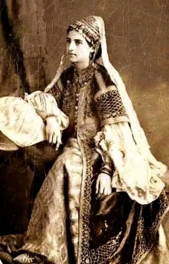 🇩🇿|Femme d'Annaba vêtue de caftan en velours dit 'Qronfla' et une chechia soltani. 
La photo est prise en 1920