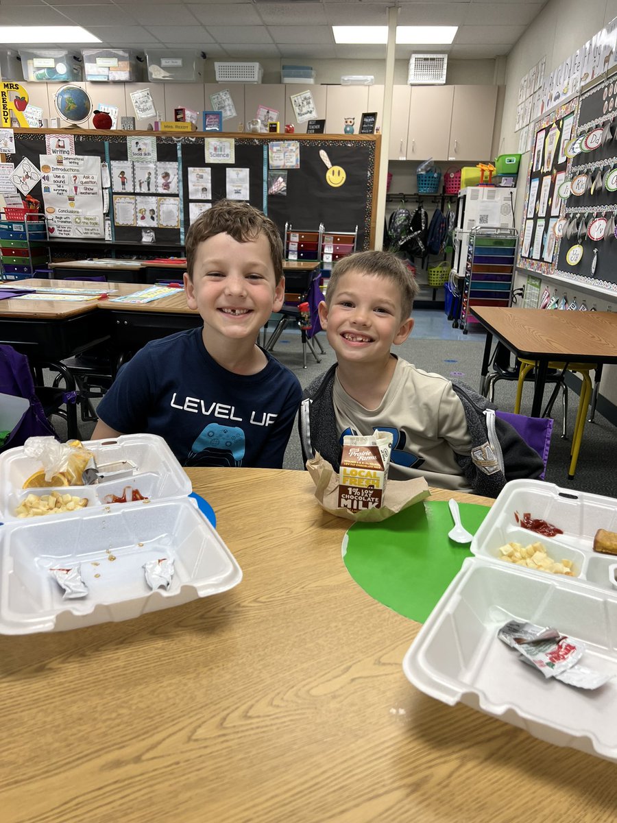 mrsreedyses's tweet photo. Had a great week last week celebrating this “Star Student” ⭐️ Congratulations Cooper! 🎉💜💛 #connectses #bulletpride https://t.co/KczJmrD5kH