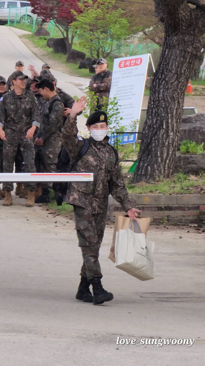 진짜 울컥해ㅠㅠ🥺🥺🥺
울 애기 진짜 고생많았어ㅠㅠ
집가서 푹쉬자ㅠㅠ 
#하성운_전역촉하해