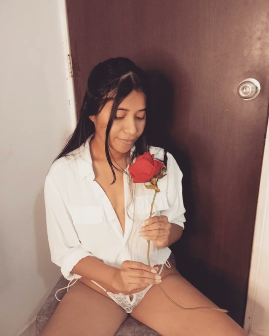 you want my rose 🌸🌹 https://t.co/KhbGC1hnlK