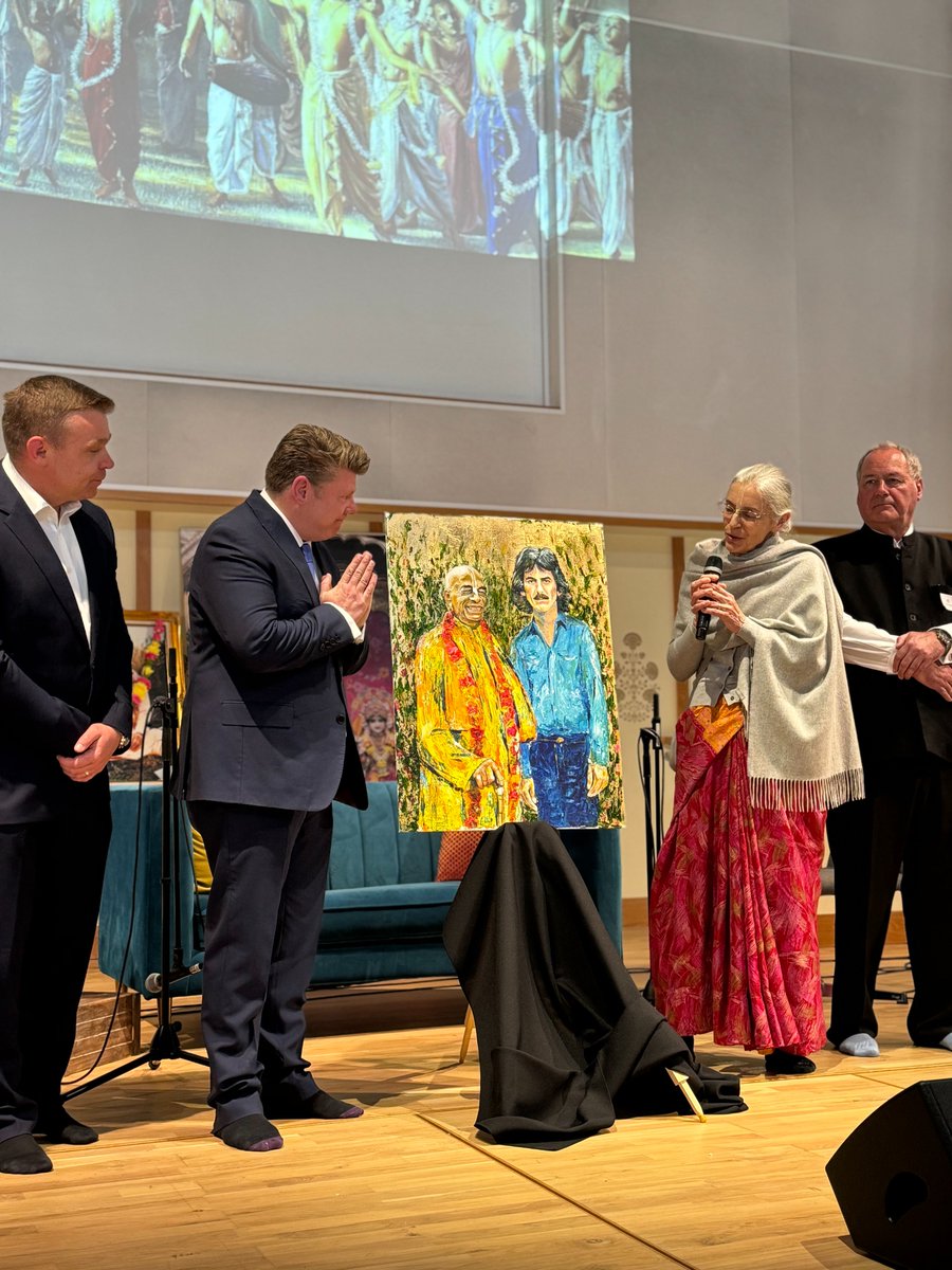 Fantastic painting by @dean4watford of #GeorgeHarrison & founder of #ISKON #ACBhaktivedantaSwamiPrabhupada unveiled as a gift to @ISKCON_Manor in presence of @VisakhaDasi Honoured to be present with @StefanVoloseni1 as we celebrated #RamNavami2024 #HareKrishna #HareRama