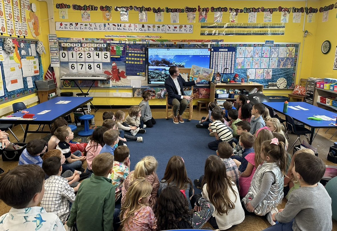 Happy 🌎 Day! To celebrate, Mayor <a href="/TonyPerryNJ/">Mayor Tony Perry</a> read the books “Compost Stew: An A to Z Recipe for the Earth” by Mary McKenna Siddals and “The Pout-Pout Fish Cleans Up the Ocean” by Deborah Diesen to the kindergarten classes at Nut Swamp Elementary School last week! 📚