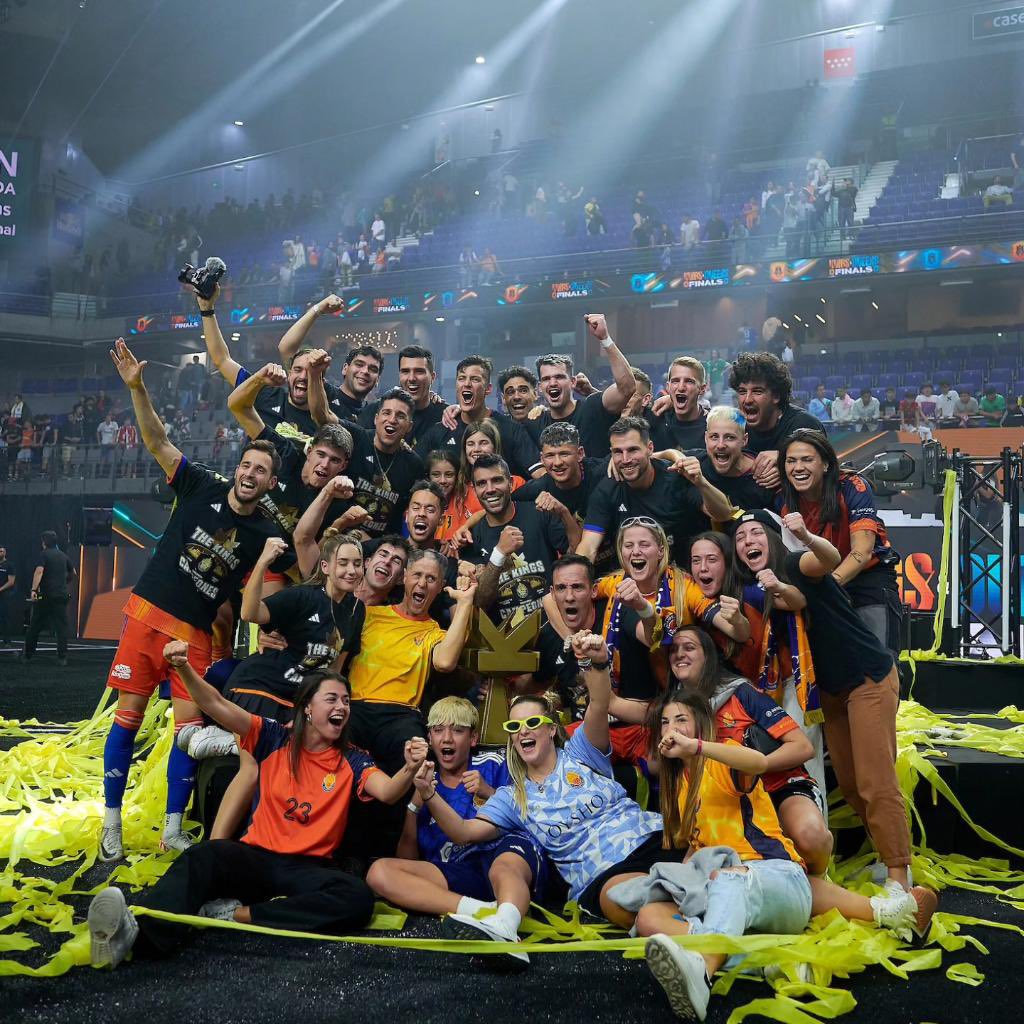 danilg1998's tweet photo. FAMILIA 🧡💙 https://t.co/pk9C1pDqAd