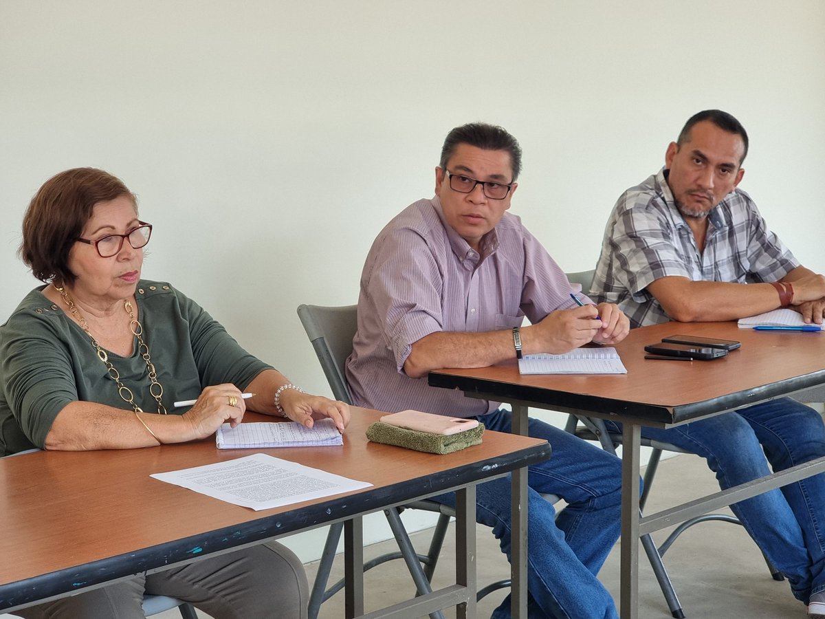 Alejandr0Nochez's tweet photo. 📍 #Ayutuxtepeque
Este dia en reunión de trabajo junto al equipo técnico de la municipalidad con el fin de planificar las diferentes actividades a realizar.
TU BIENESTAR ES MI PRIORIDAD.
Alejandro Nóchez
"Cerca de la Gente". https://t.co/LJhJTHMd6j