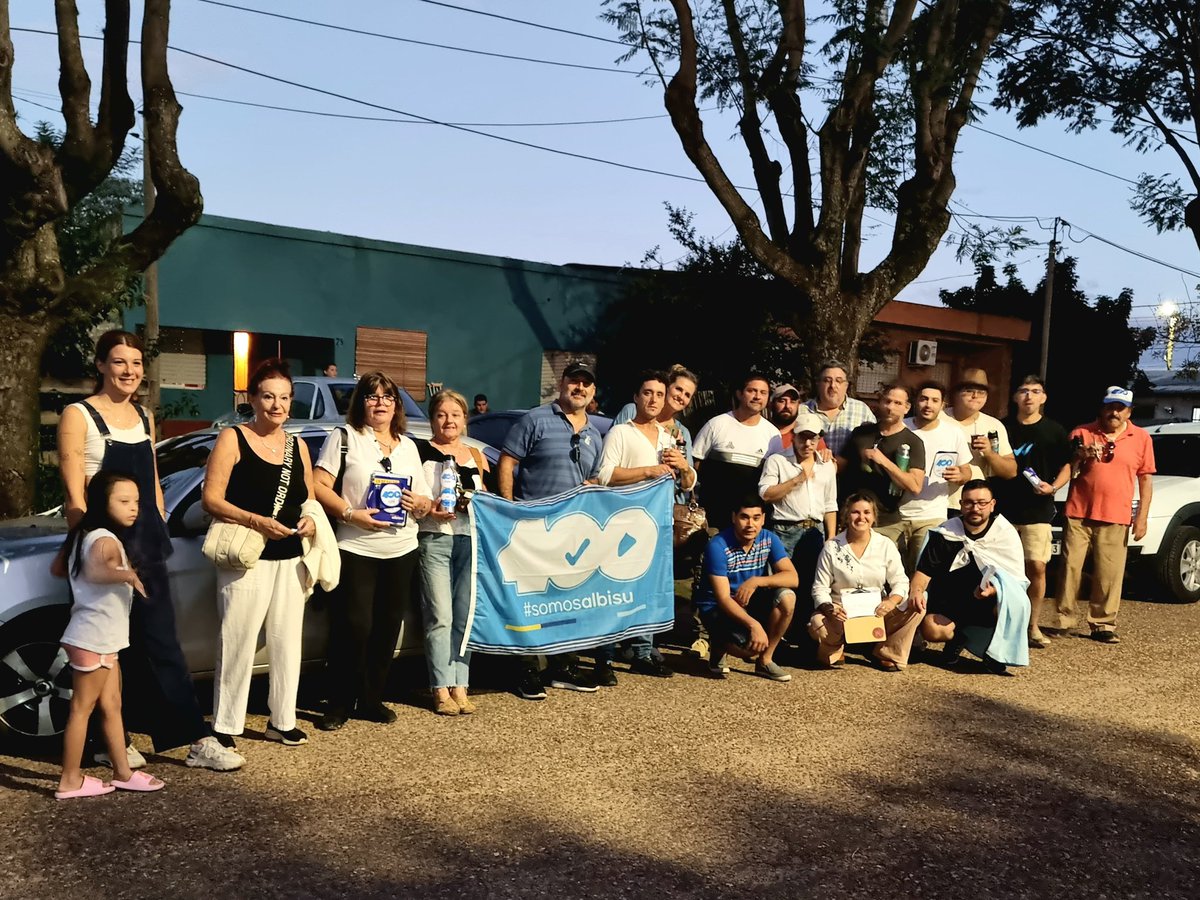 Seguimos en el mano a mano con la gente, esta vez por el Burton, llevando las propuestas de @pconstenla Diputado y @alvarodelgadouy Presidente, y escuchando los problemas no atendidos del barrio. El cambio en Salto, cada vez más, es de la mano de @carlosalbisu . 💪🏻🇺🇾