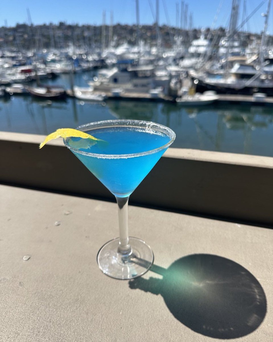 BlueWaveIP's tweet image. These are the only kind of Monday blues we allow here on Shelter Island.  Drop by Blue Wave for happy hour from 4pm-6pm and try our brand new Lemon Drop cocktail! 🍋✨

#BlueWaveBarAndGrill #IslandPalms
