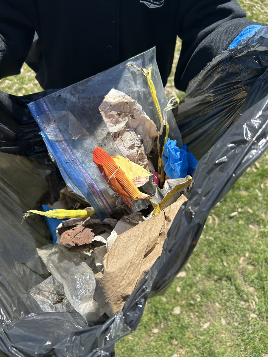 ClassedeMmeD's tweet photo. Happy 🌍 day everyone! Our 3s enjoyed getting outside and cleaning up our school yard today. Lots of interesting finds! @EcoSchoolsCAN @AClarksonPS https://t.co/DcF4BTwT5G