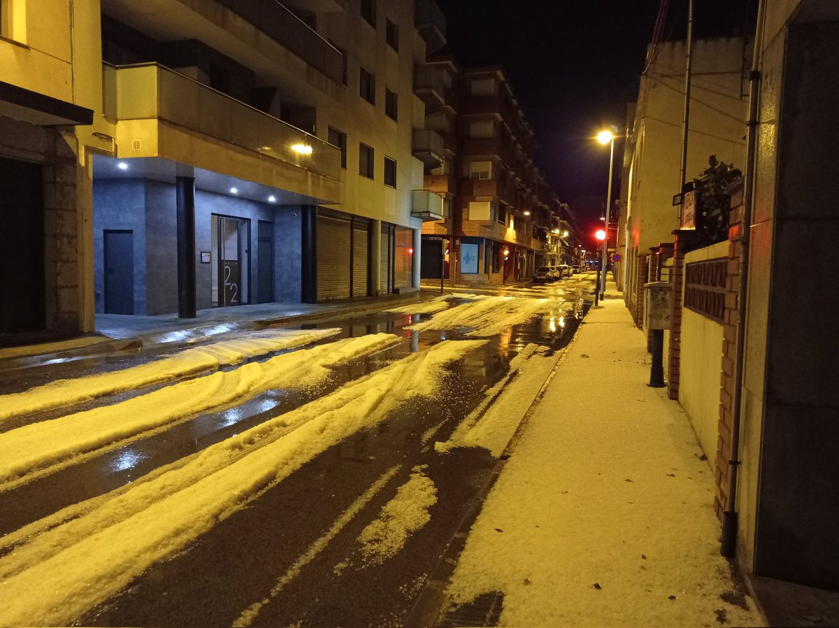 📸 IMATGES l Així han quedat els carrers de #Torredembarra després de la intensa calamarsada caiguda aquesta nit