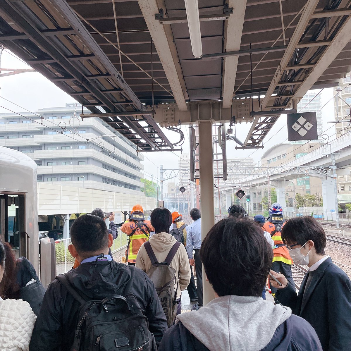 Woods_Book294's tweet photo. JR神戸線の住吉駅から煙上がってる

今から行っても30分しか授業受けられんし今日は撤退！ https://t.co/wwBRnJq7q5