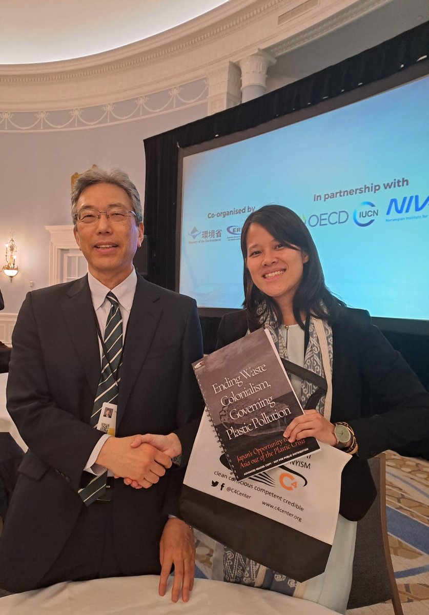 @ejfoundation @BaselAction During #PlasticsTreaty talks, Wong Pui Yi with @BaselAction shares #WasteColonialism report with Hiroshi Ono, Ministry of the Environment 🇯🇵 - READ: c4center.org/policy-brief-e….