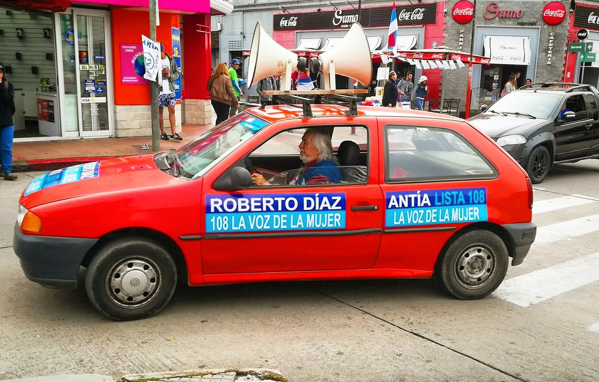 roberto encarna "la voz de la mujer" pero no está solo. muchos robertos creen que pueden ocupar el espacio de las mujeres y tomar todas las decisiones en su nombre.
en estas elecciones a las mujeres nos toca dejar solos a todos los robertos, estén donde estén. chau roberto.