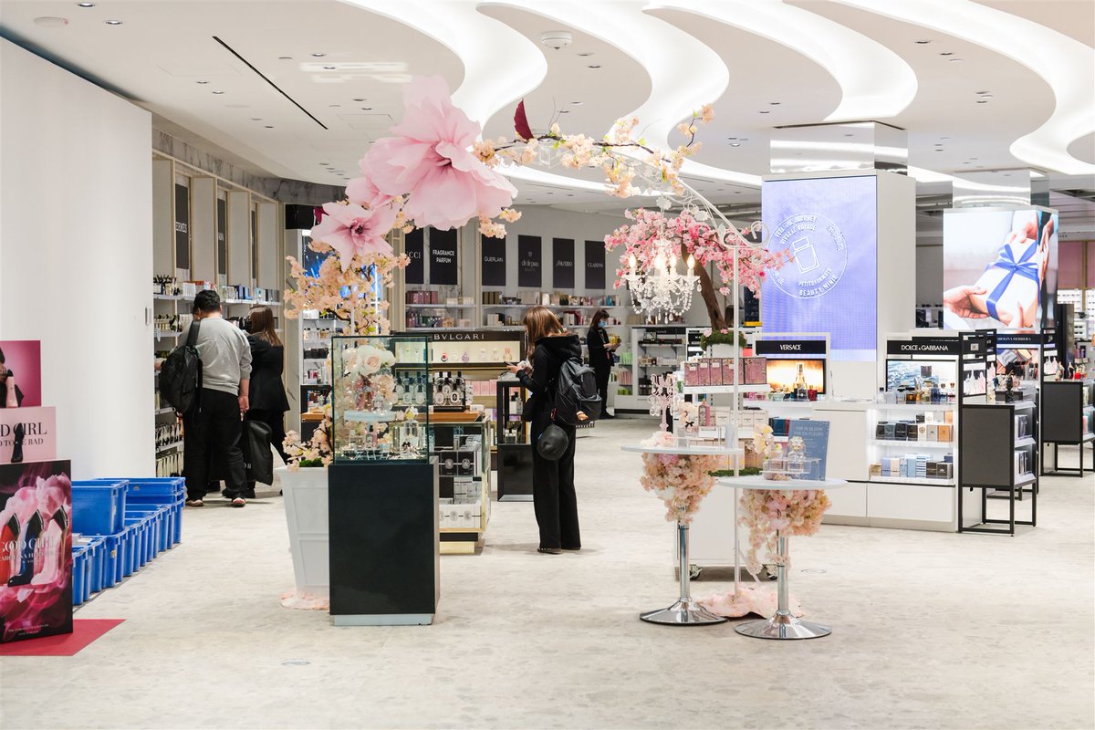 Travelling through this week? Look out for YVR In Bloom throughout the terminal! Arrive early and grab a coffee & chocolates from @illycaffe, cupcakes & bubble tea from @plaza_network, and cocktails from @WorldDutyFree before you fly!