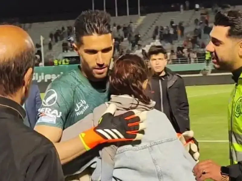 Hossein Hosseini es un arquero del Esteghlal de Irán. Hace unos días, en un partido, una chica sin la hiyab se metió a la cancha y lo fue a abrazar. Él también la abrazó para protegerla de la seguridad. La Federación lo suspendió por un partido y lo multó con 5.000 dólares.