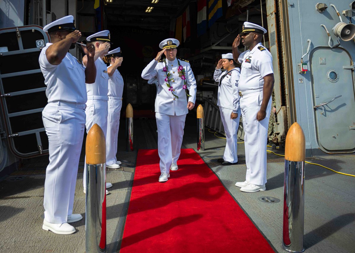 Cmdr. Jonathan Greenwald relieved Cmdr. John Holthaus as commanding officer of the USS Michael Murphy (DDG 112) in a ceremony aboard the Murphy at JBPHH, April 18. @U.S. Pacific Fleet #CSG3 #DestroyerSquadron21 📷 Melvin J. Gonzalvo