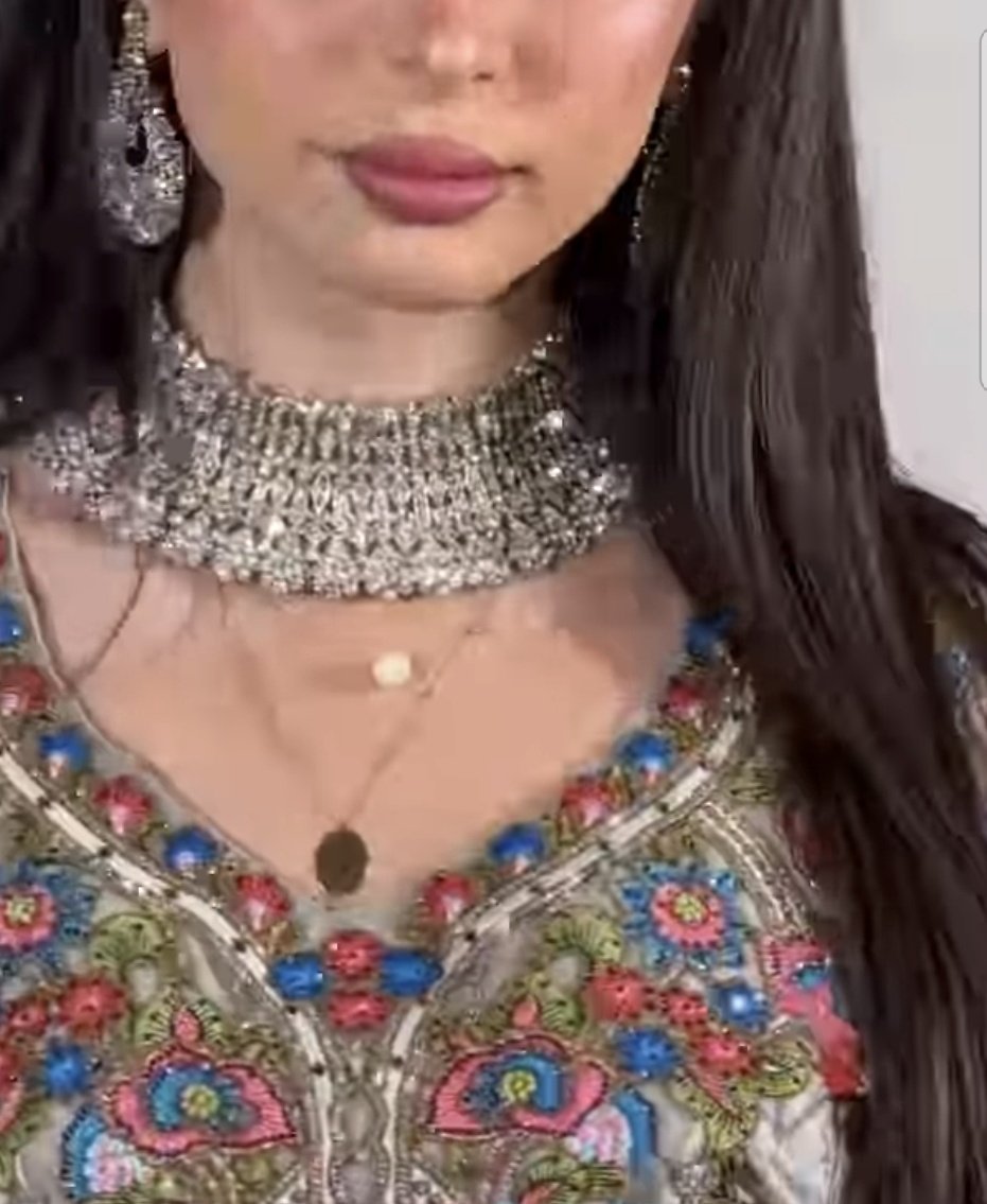 كنت دائماً اتمنى لو عندي انسان يكون سند لي بالحياة بمرها وحلاها، وانسان يسأل عن الحال الحقيقي ،يوقف معك، بفرحتك، وحزنك ،واحتياجك ،ومساعدتك ،واسعاد قلبك باي طريقة كانت، انسان ما يخليك تحتاج لشي ، 
انسان يسعى لتحقيق حلمك،  
وهكذا سنعيش مطمئنين😔💔💔