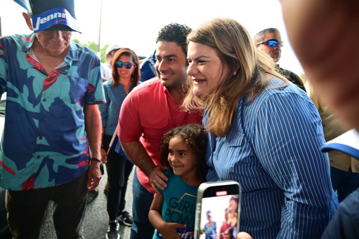 Llegamos  #EnlaCalleconJenniffer 
a #VegaAlta  para junto a mi amiga y y primera alcaldesa de Vega Alta, María Vega visitar #BarrioABarrio.

Nos acompañan mi amigo y alcalde de Florida, José Gerena; los candidatos a la Cámara Tatiana Pérez (acumulación), doctor David Figueroa