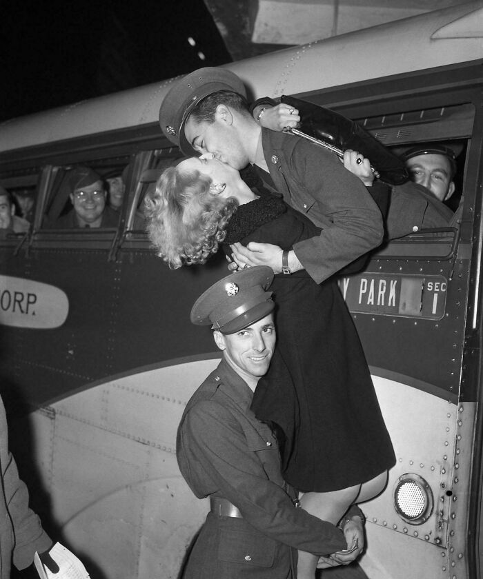 RelatocuriosoK's tweet photo. Un verdadero amigo. Tomada en una terminal de autobuses de Nueva York justo antes de partir hacia el empeoramiento de la situación en el Pacífico, 1941. https://t.co/0YKK7XnT23