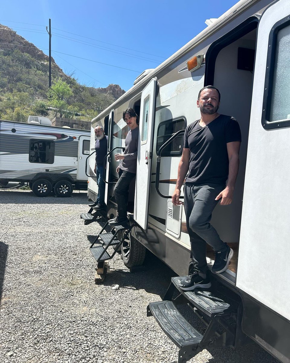 emmanuelmoral's tweet photo. 12 semanas y brincar entre #dcmx y #durango Hoy terminamos de filmar esta serie #lashermanasguerra próximamente por @netflix @NetflixLAT #series https://t.co/5FhwjEBOU0
