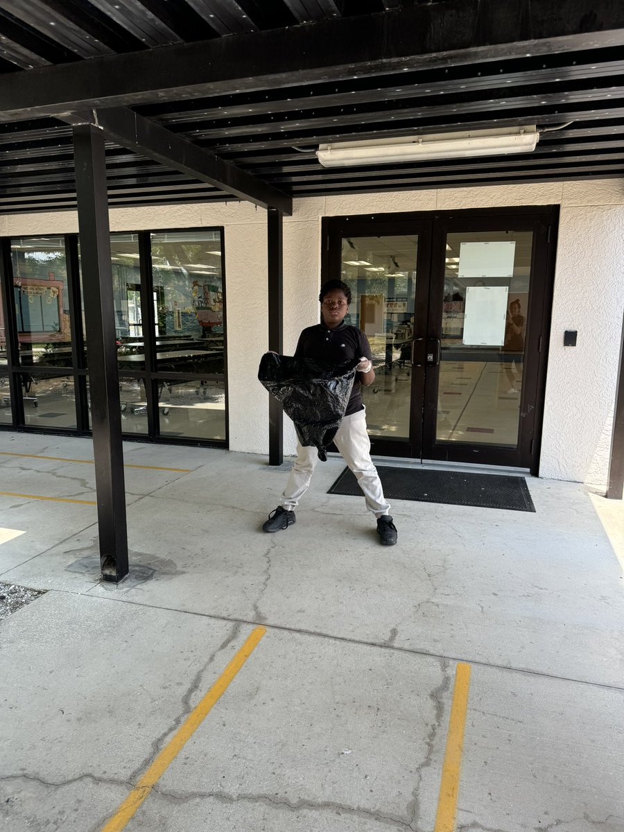 ms_stowers's tweet photo. 5th grade got to help around the school picking up litter to make our campus beautiful! Good job @GGEseagulls https://t.co/y2DLGDBCDo