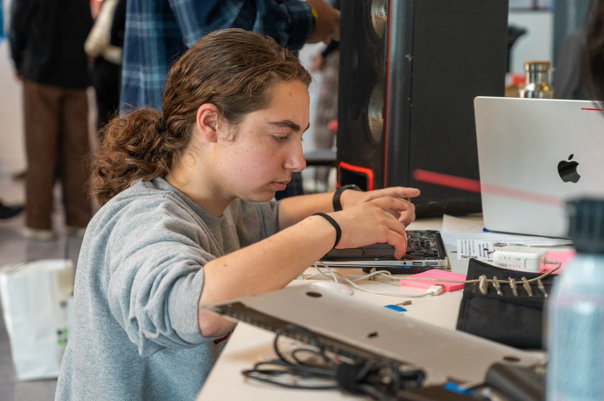 This #EarthDay, community members brought their broken or old tech to @Cornell Bowers CIS to repair, recycle or donate! 🌎♻️💻🔌 “We’re hoping both to keep tech out of landfills and change the way that they think about computing,” said fair organizer Dylan Van Bramer ‘25.