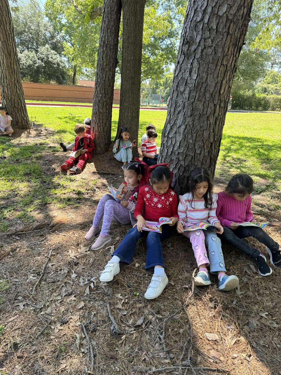 On this beautiful earth day 🌎 we went outside to read under our trees . <a href="/HumbleISD_OFE/">Oak Forest Elementary</a>