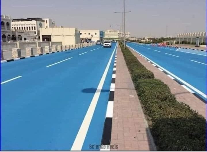 قطر 🇶🇦أول دولة فى العالم تبدأ في تغيير لون الأسفلت من اللون الأسود إلي اللون الأزرق 🔵 والخبراء يقولون أن هذا أفضل من ناحية درجة حرارة العجلات في فصل الصيف و يتيح إضاءة أفضل ليلًا 🌙