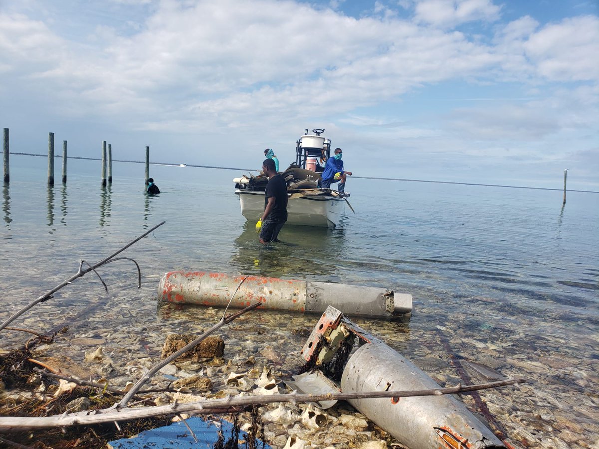 When a #hurricane hits, plastics may not be the only challenge endangering #LifeUnderwater. Winds knock boats & appliances into the sea where they can harm habitats & clog navigation corridors. How UNDP & #Bahamas tackled this challenge. 🔗bit.ly/396A7fw | #EarthDay