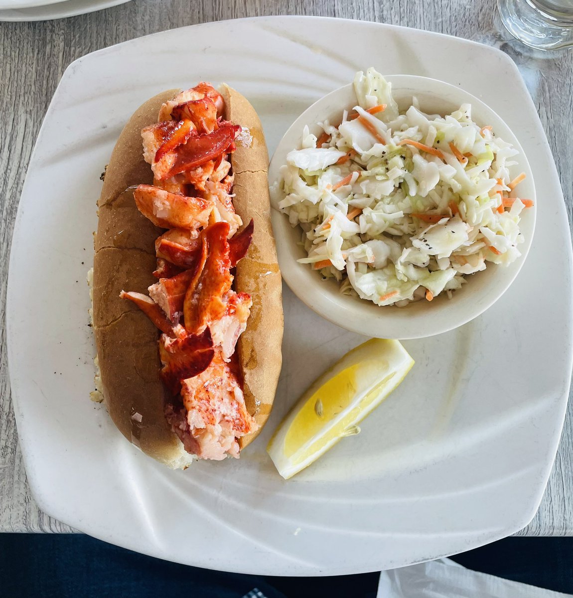 @ArumsFoodFotos Connecticut lobster roll with slaw