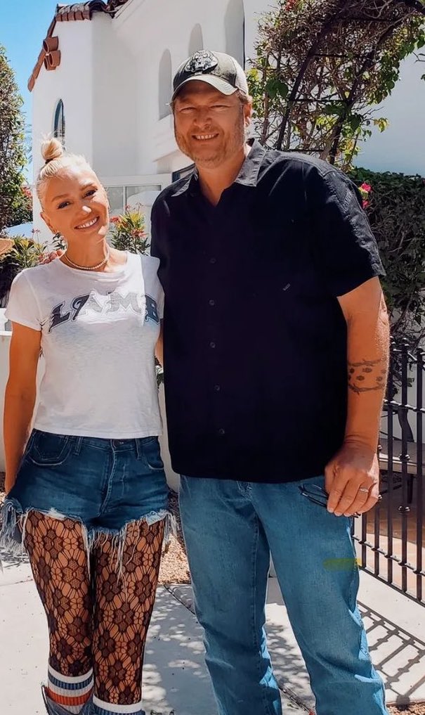 Adorable Parents after Coachella in Palm Springs 

Guess where Gwen’s hand is 🍑 

📸:  le_perlz