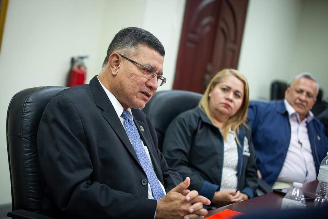 UESoficial's tweet photo. Nuestro rector, @juanrosaues, acompañado de las autoridades universitarias, recibió una respuesta positiva por parte de los funcionarios de @HaciendaSV, quienes se comprometieron a buscar una pronta solución y agilizar los desembolsos pendientes a la brevedad posible. https://t.co/AEV1387U8m