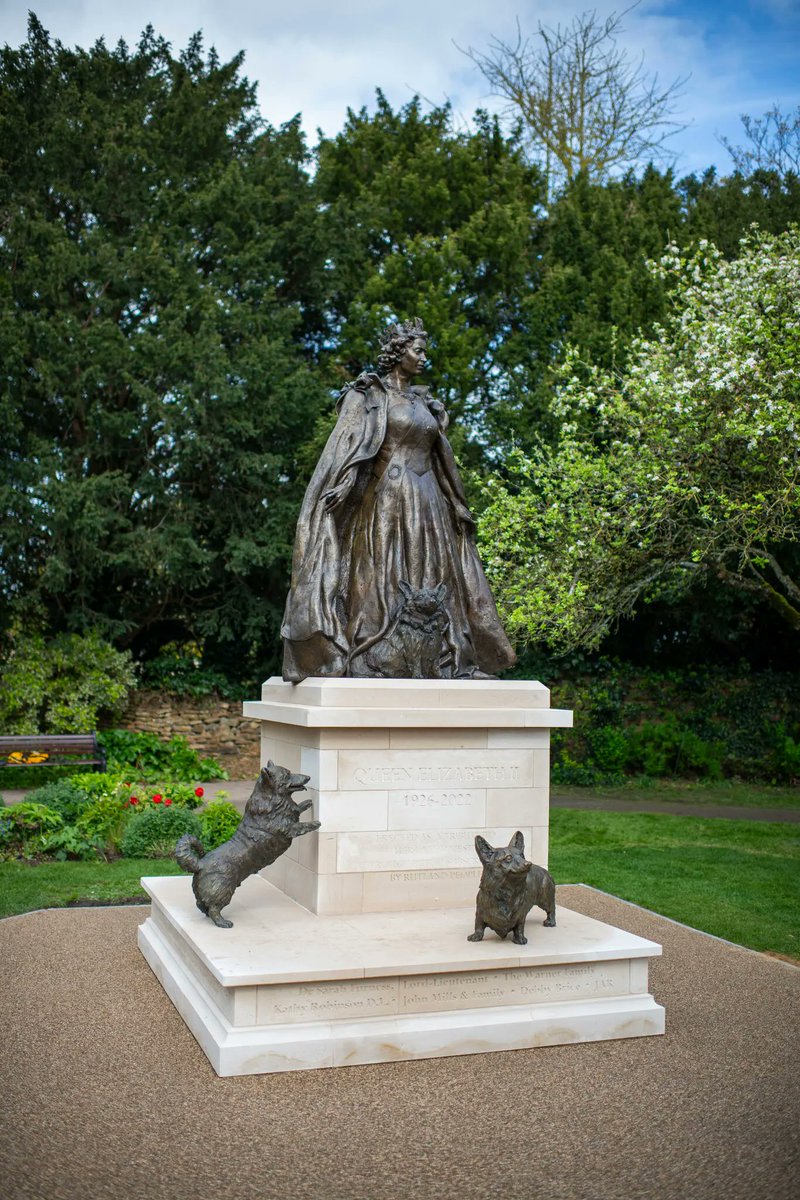 This is the best thing I've seen all day.  

A statue of Queen Elizabeth with three of her Corgis, in Oakham, England.

Well done!🐶🇬🇧
