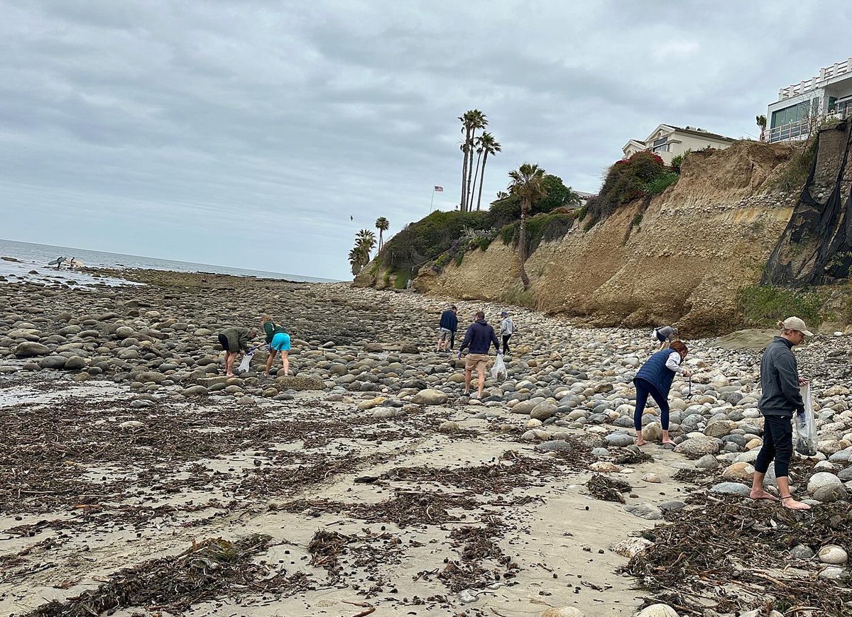 SDPSU's tweet image. Happy Earth Day 🌎🌊 

Thank you to those who came out to our Blue &amp;amp; White beach clean up last week! We had a great time and picked up a lot of trash! 🚮