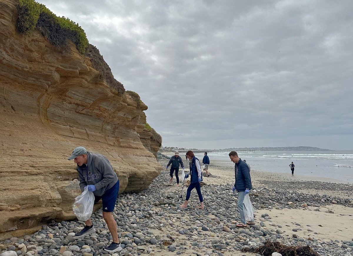 SDPSU's tweet image. Happy Earth Day 🌎🌊 

Thank you to those who came out to our Blue &amp;amp; White beach clean up last week! We had a great time and picked up a lot of trash! 🚮