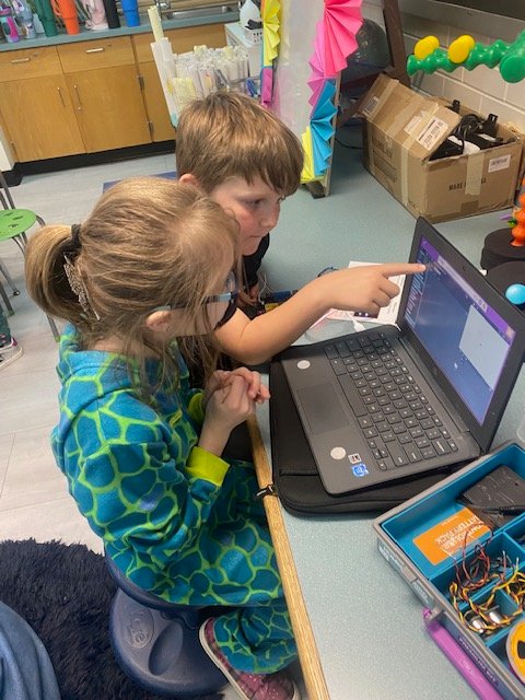tasdtechnology's tweet image. Second grade students at Trinity East began their Hummingbird Robotics projects today! The students are so excited and so are we! Can&apos;t wait to see the finished projects! #computationalthinking #maker