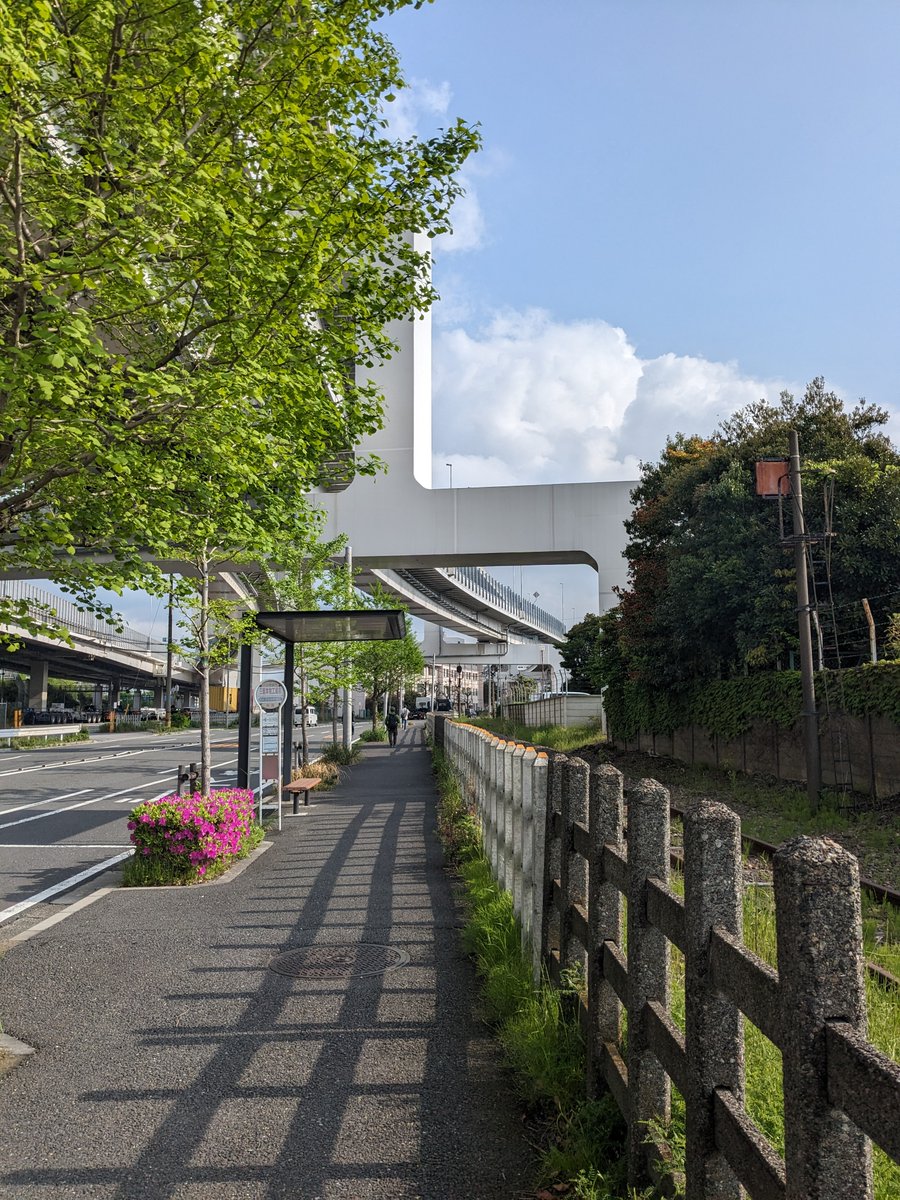 Power_MHI_IDS's tweet photo. おはようございます。
横浜本牧はカラッとした晴天です。

桜が散ると、見事にあっという間にツツジが満開になりますね。
今日も一日、ご安全に！ご健康に！
#企業公式相互フォロー 
#企業公式が地元の天気を言い合う 
#企業公式つぶやき部 https://t.co/c5aEIt73Gk