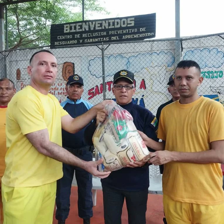RamonCabeza_'s tweet photo. Hoy #22Abr24
En atención a políticas de atención dictadas por nuestro Cmdte en Jefe @NicolasMaduro y del Gob @eduardopiate2 para garantizar la dignidad y humanización de los Privados de Libertad, se procedió a la entrega de módulos de alimentación a los recluidos en la #PBEA https://t.co/GYrSDIQOHS
