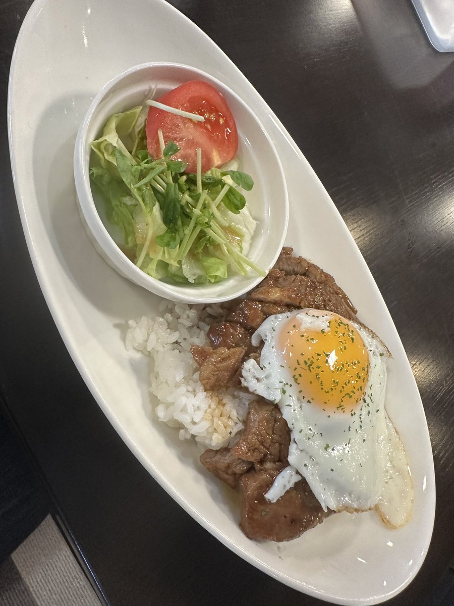 kanefusakaneuzi's tweet photo. 札幌市北42条 #JCafe さんにてランチ。オシャンな豚丼(丼ではないですが)味付けも濃過ぎずお洒落。#三愛自動車工場 さんの2階にあります。 https://t.co/qq8rfMVNRT