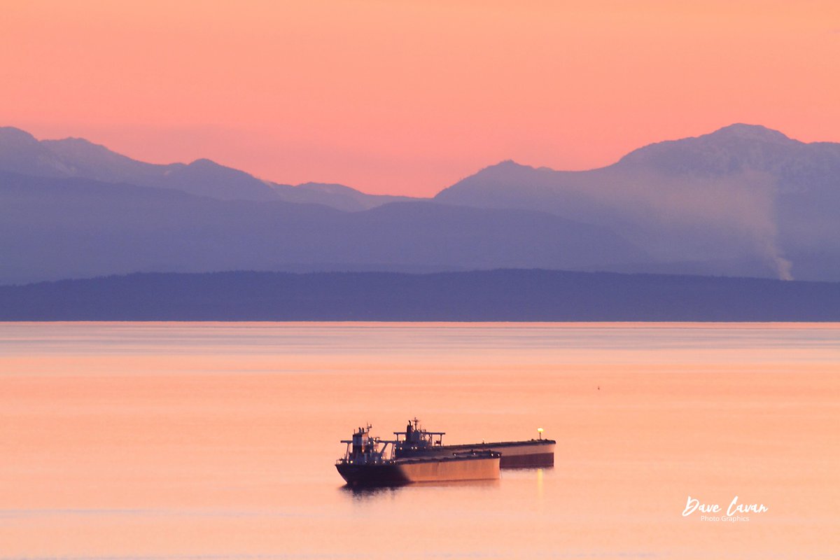 #dailybluemarble #salishsea #sunset over the Salish Sea, the strait that separates Vancouver Island from the mainland. The two freighters are in the queue waiting to enter Vancouver harbour when its their turn. #seascape #photography #pacificnorthwest