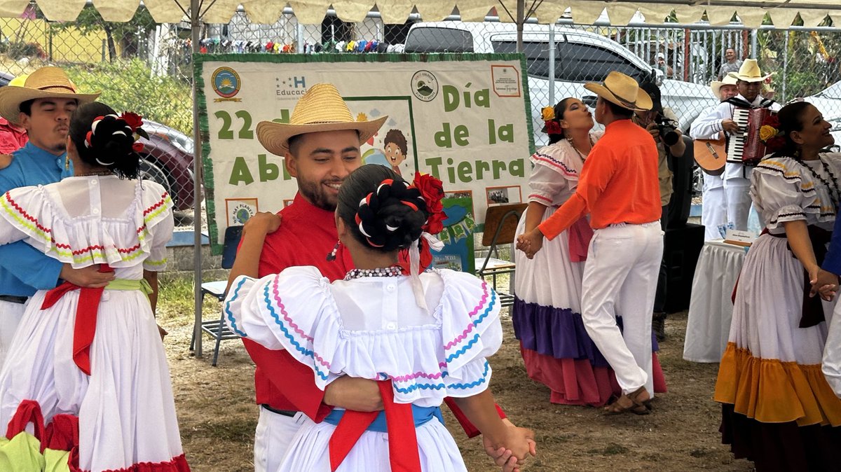ONUHonduras's tweet photo. Todas y todos somos responsables de proteger nuestro planeta🌎. 

En el #DíadelaMadreTierra, acompañamos al @ICFHonduras y @CoeasHn en el diálogo “Uniendo esfuerzos para la conservación de nuestros bosques” en la recién declarada zona protegida, Luis Hernan Baca Valladares “Mero” https://t.co/13wAs0kKEd