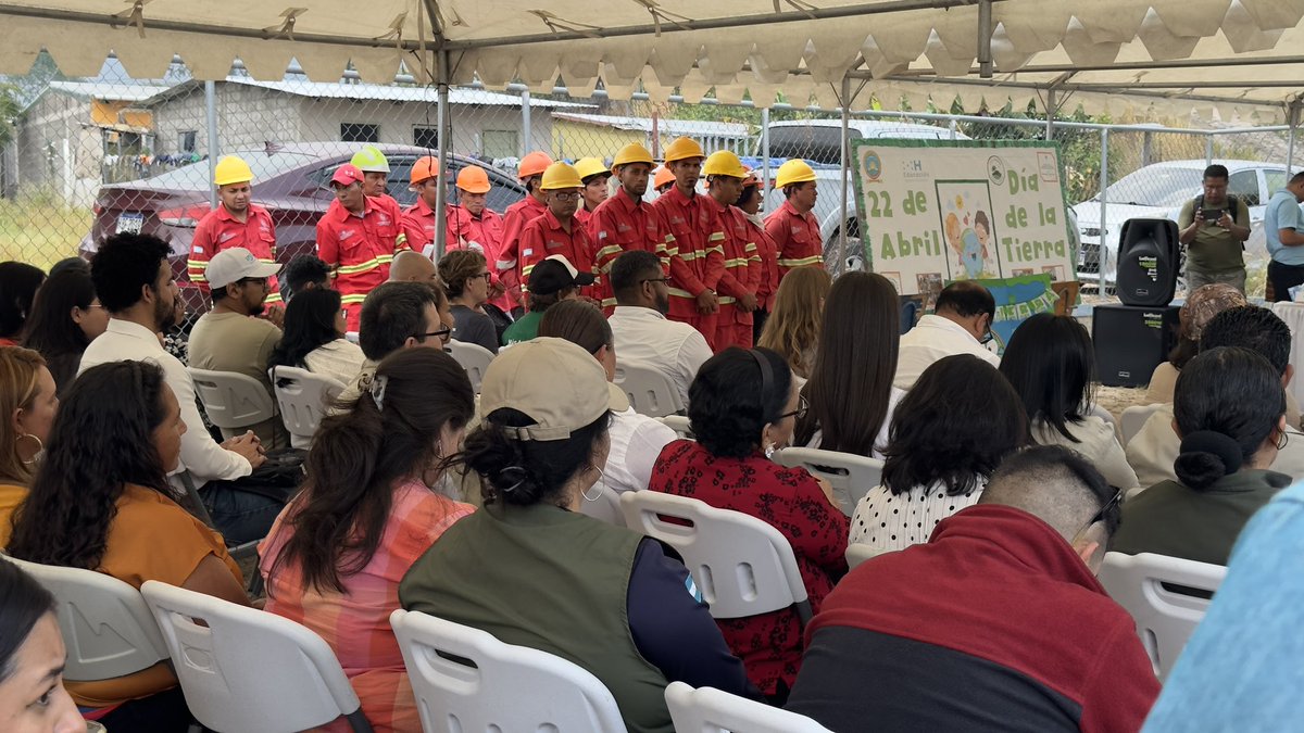 ONUHonduras's tweet photo. Como #NacionesUnidas en 🇭🇳 Reafirmamos nuestro compromiso por la protección de los bosques y recursos de Honduras. 

Felicitamos a Honduras por este gran paso hacia la sostenibilidad y un futuro más saludable, seguro y diverso. 

#DíaDeLaMadreTierra https://t.co/4XQxQxQi0i