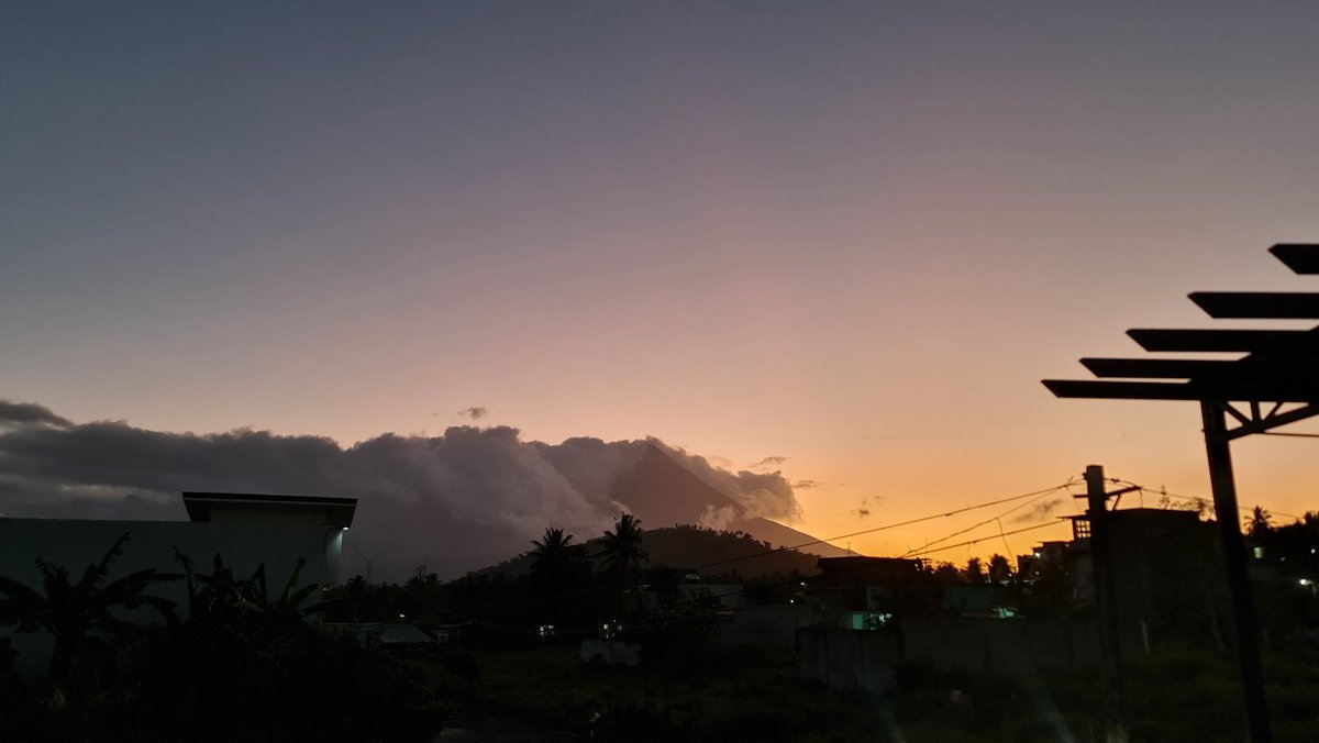 To my @bini_maloi I know this is not a sunset pic but bare with me for a moment. I'm dedicating this sunrise photos of Mayon to tell you that every tomorrow is a perfectly magnificent beginning. With all the twists and turns of life trust that another tomorrow will come.