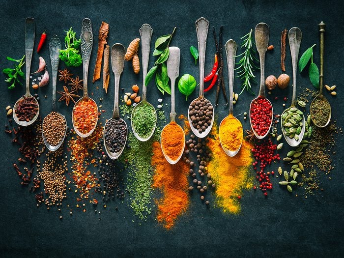 GMAFoodMarket's tweet image. Spice Up Your Life!🤩

Here are 3 Hot Trends with Herbs &amp;amp; Spices:

1. Spices for immunity and gut health🫚🧄
2. Pre-made spice blends and single-serve packs👏
3. Seasonal and ethnic flavors🌍

Which trend tickles your taste buds? 👅
#foodexportmarket