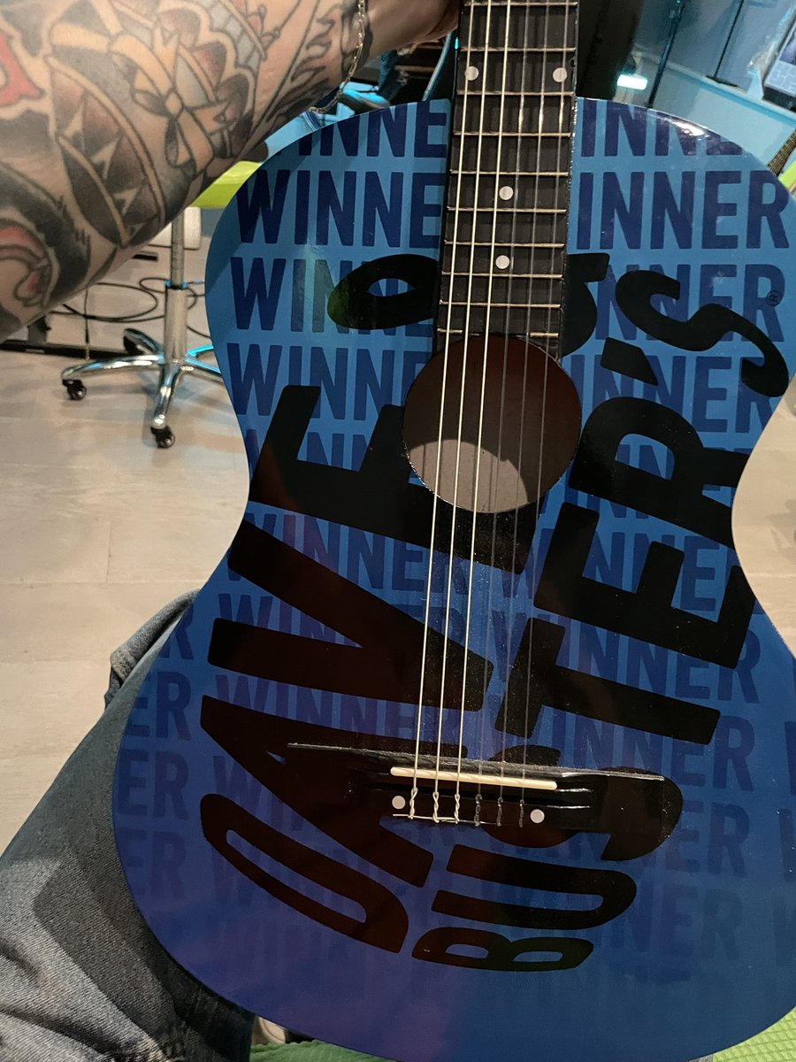Babe can you please write me a song on the Dave & Buster’s spanish guitar? 🥺🥺🥺