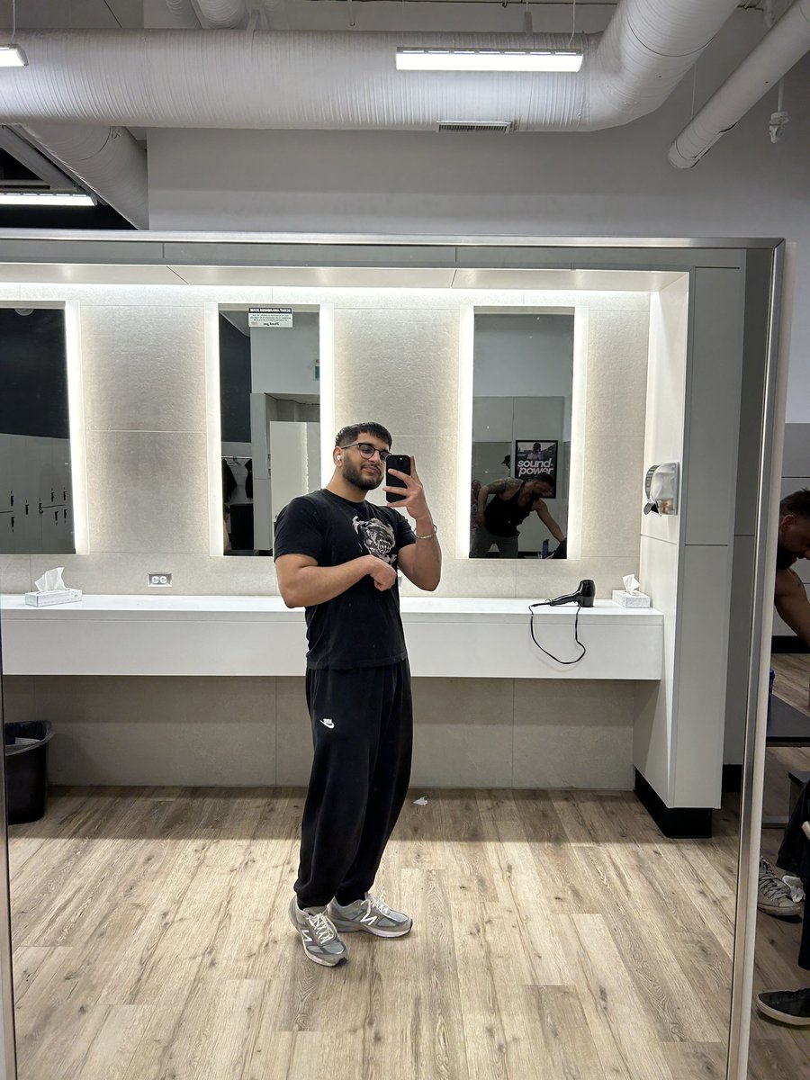 Day 14: Updates Gym ✅ Wrote content ✅ Got followed by @mhp_guy ✅ Revamp strategy for SuperTalent ✅ Interview @eduschesne1 for story ✅ Shirt covering bicep pump: